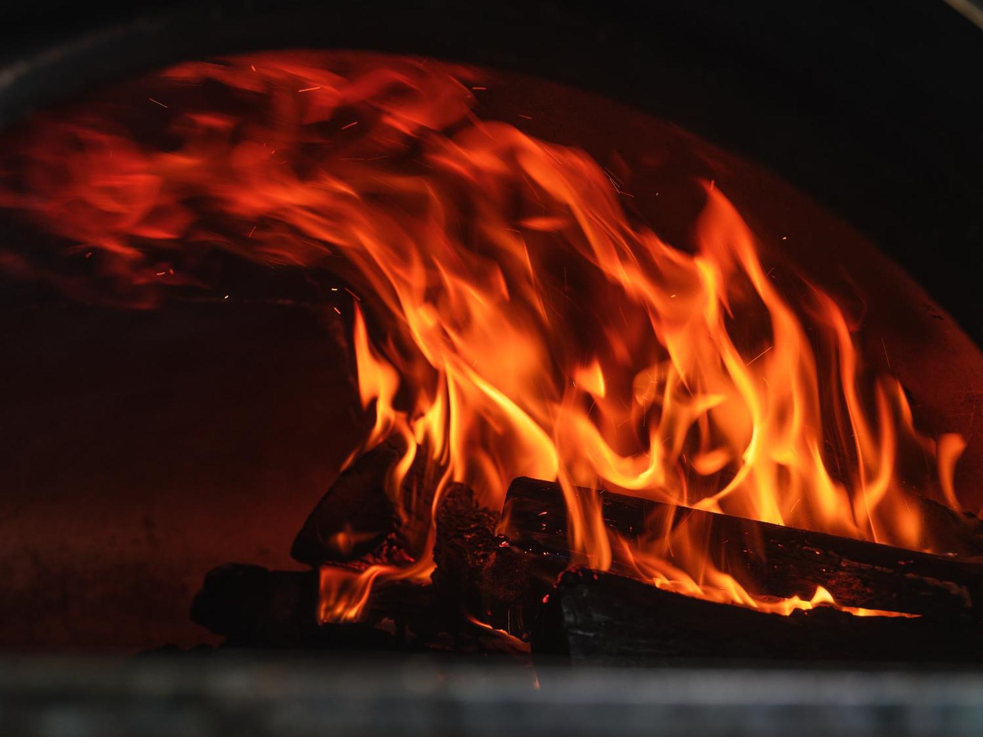 Peppers Marysville Exterior foto Wood burning in a wood-fired oven