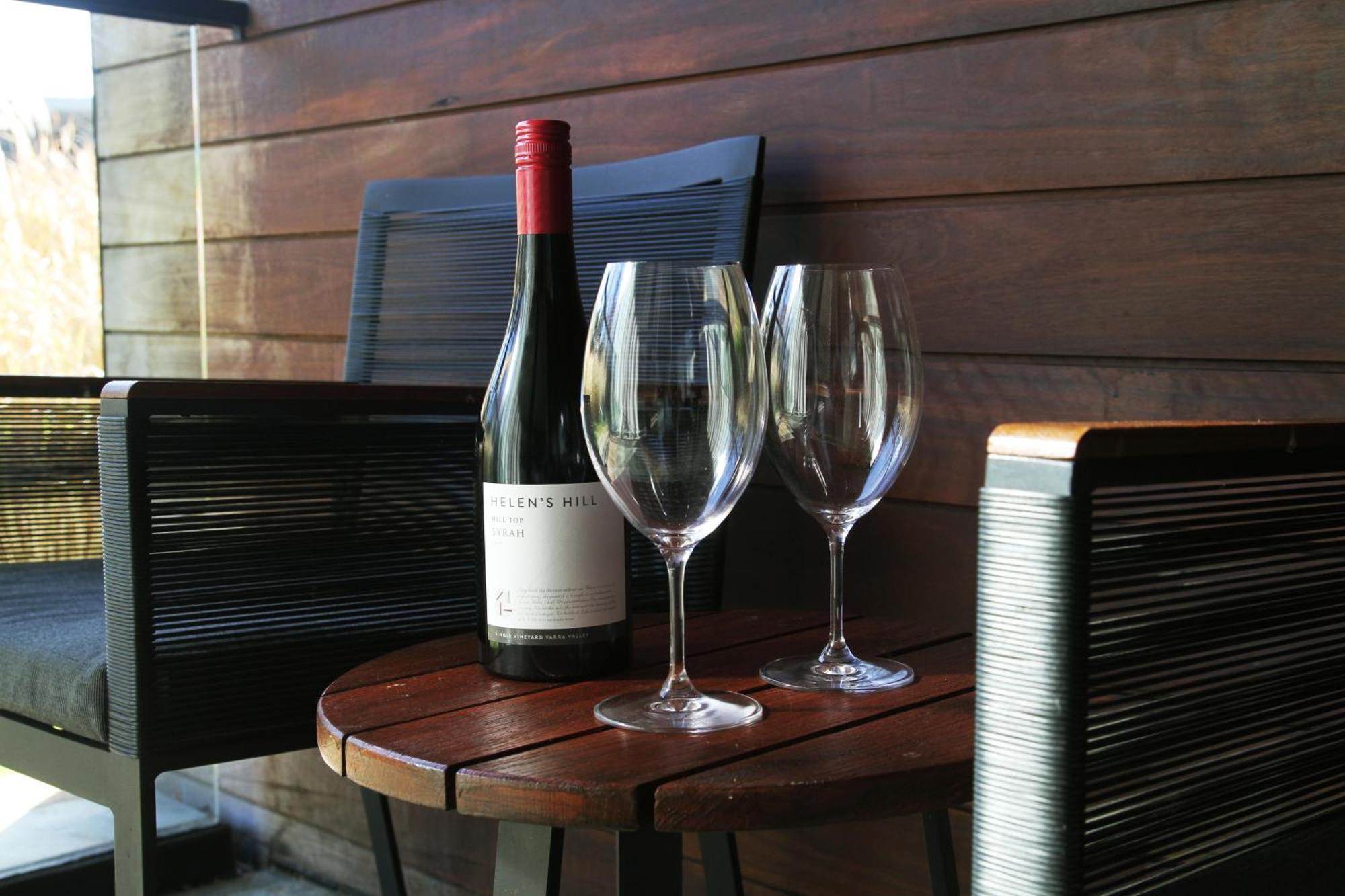 Peppers Marysville Exterior foto A bottle of wine and two wine glasses