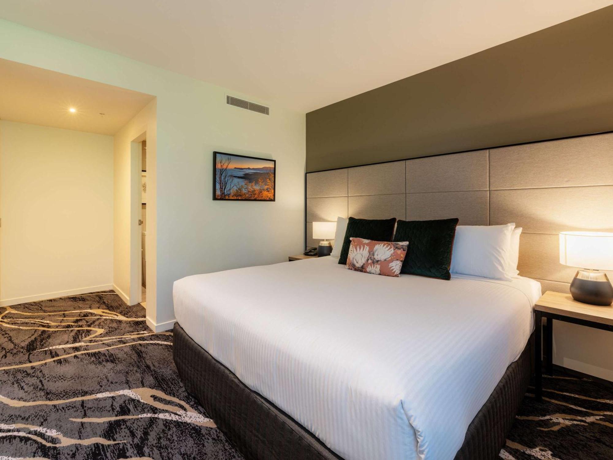 Peppers Marysville Exterior foto A room at the Crowne Plaza Hotel in Adelaide, Australia